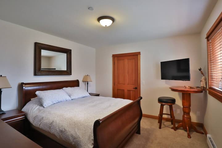 غرفة نوم خاصة بحجم كوين في الطابق السفلي المريح من الشقة! 