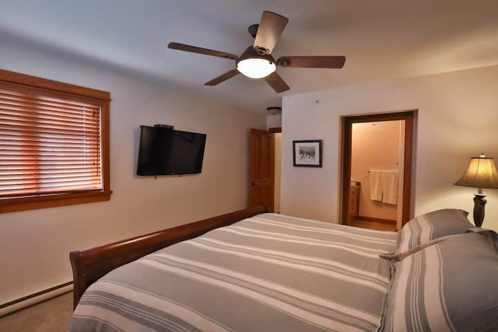 الجناح الرئيسي الثاني الذي يضم سرير كينج مع تلفزيون خاص بك. يحتوي هذا الجناح أيضًا على حمام خاص كامل. 