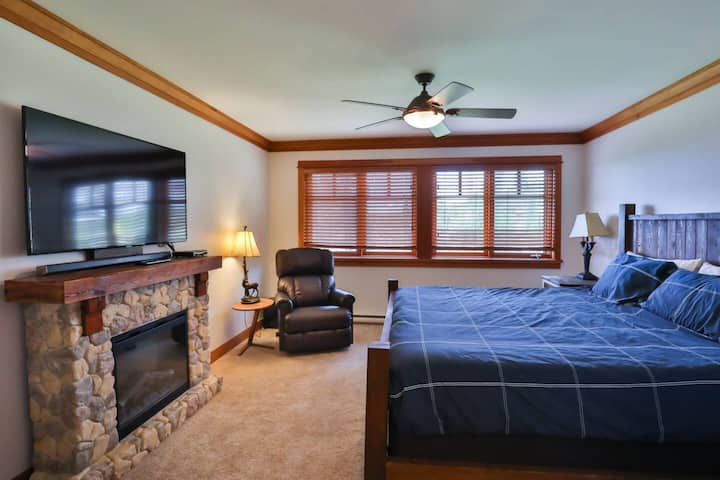 أول جناح رئيسي يضم سرير كينج مع مدفأة مريحة وتلفزيون خاص بك. يحتوي هذا الجناح أيضًا على حمام خاص كامل مع دش بخار. 