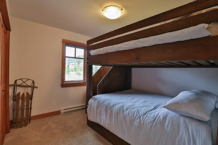 أول غرفة بطابقين مع سرير بحجم كوين على سرير بطابقين بحجم كوين. تحت السرير السفلي ، يوجد أيضًا سرير مزدوج متحرك. كل المراتب الجديدة! 