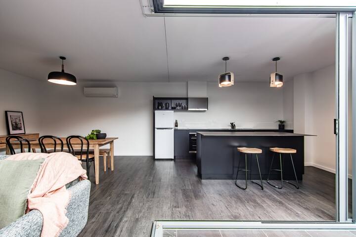 Change Overnight – Courtyard – 2 Bed Apartment gallery image 4