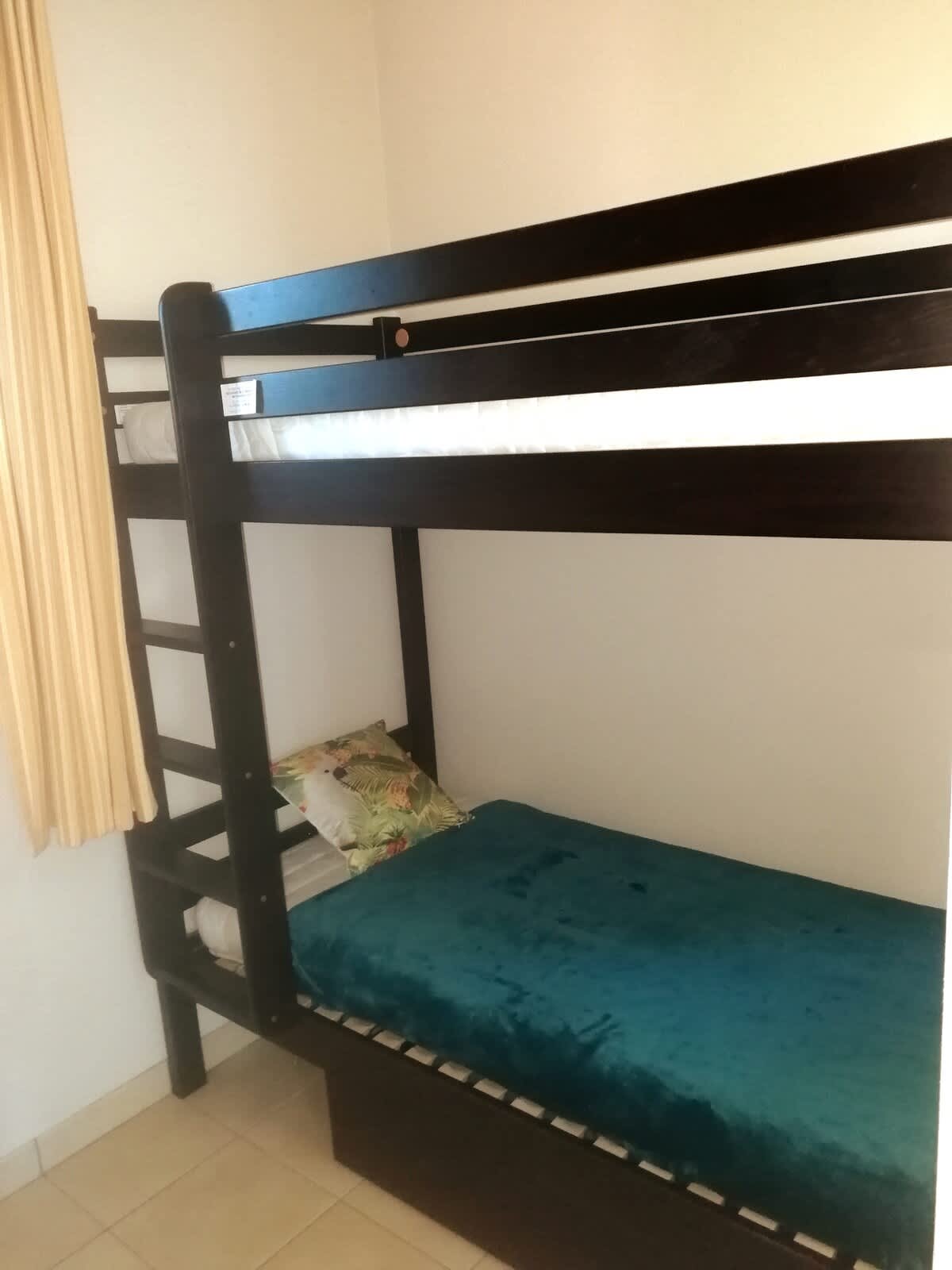 Een prachtige zeilboot met een raam en een opberglade