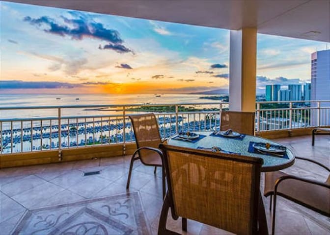 Ilikai 2602 3br/2ba Penthouse Ocean/Harbor View