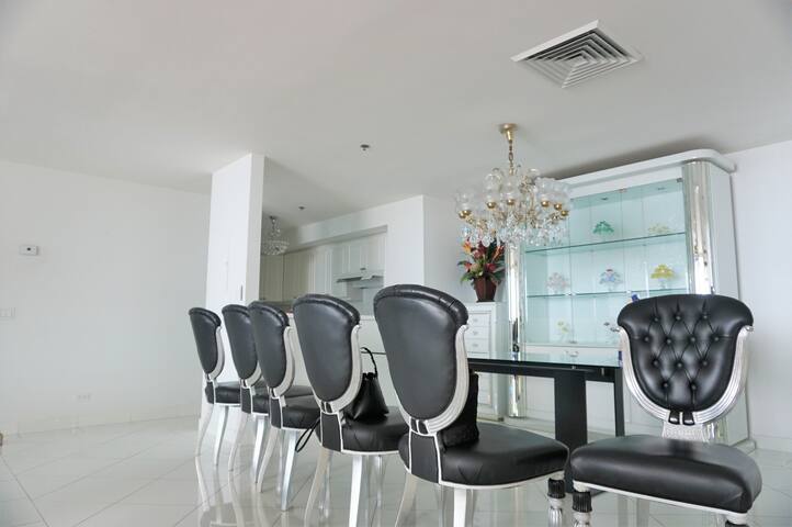 Ilikai 2602 3br/2ba Penthouse Ocean/Harbor View gallery image 4