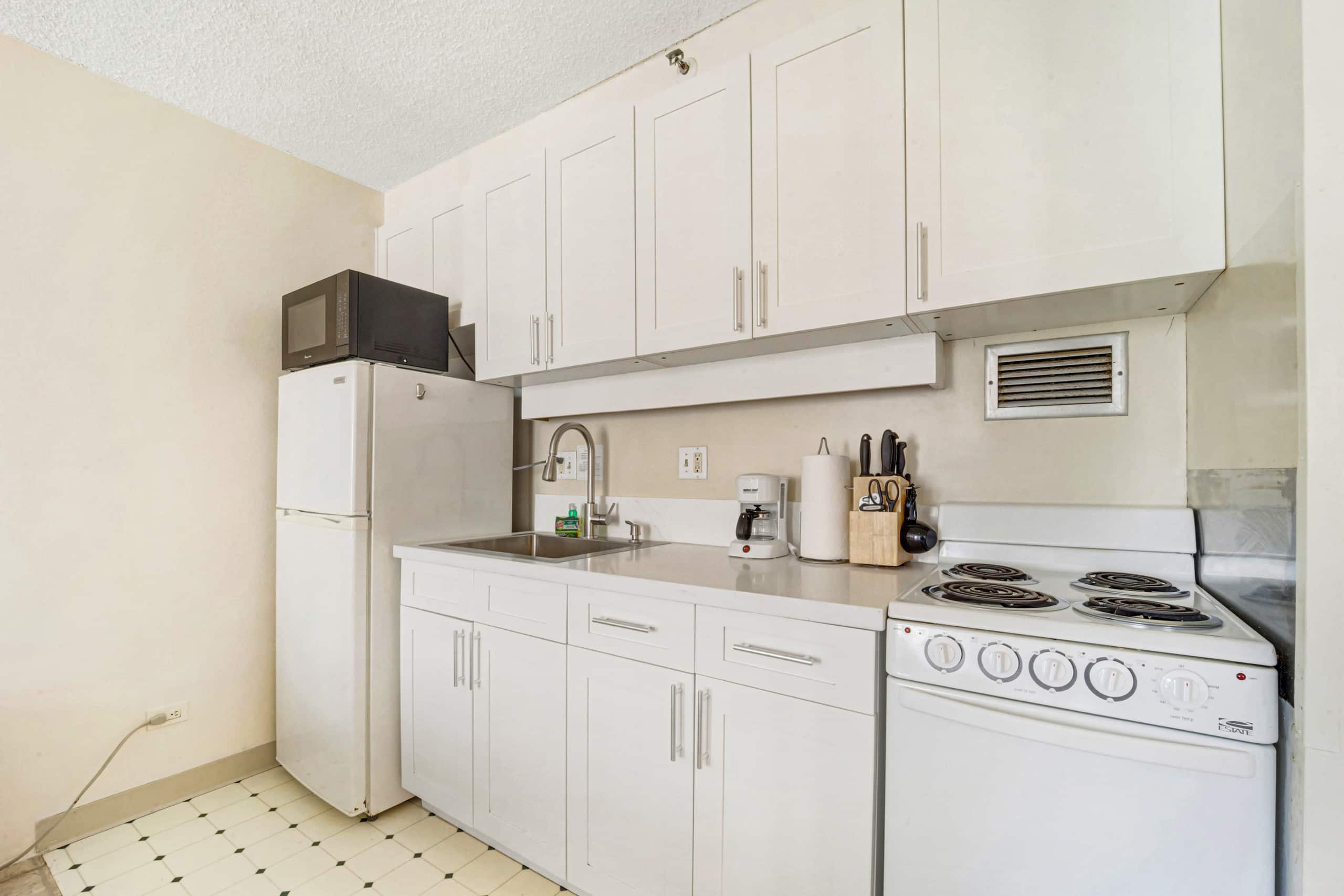 Marine Surf Waikiki 1505 Studio w/Parking Stall - Image 9