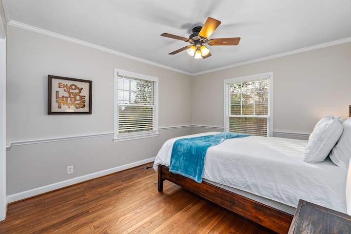 غرفة نوم مع سرير بحجم كوين