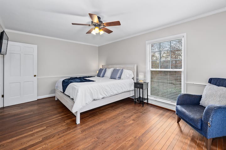 غرفة نوم رئيسية بسرير كبير وحمام داخلي