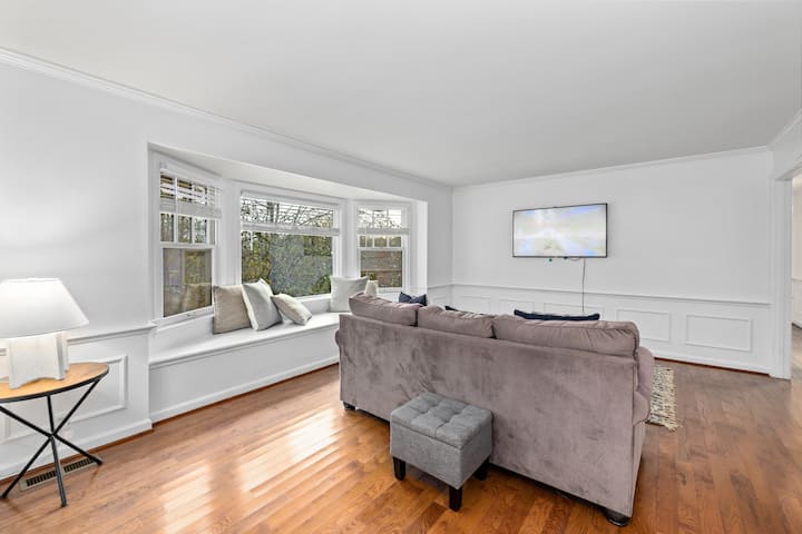 منطقة التجمع الثانية والأريكة وتلفزيون مثبت على الحائط