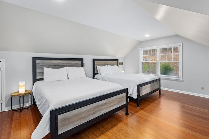 سرير بحجم كوين، يطل على حمام السباحة ويحتوي على تلفزيون مثبت على الحائط