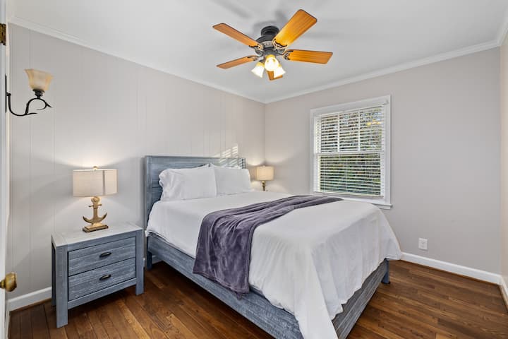 غرفة نوم مع سرير بحجم كوين