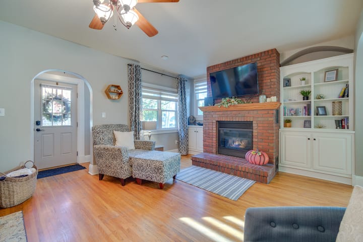 Charming Getaway, Walk to Windsor Lake & Downtown!