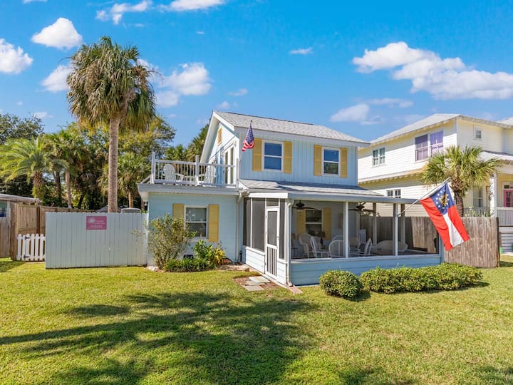 Sisters In The Sand | Cottage, Porch, Fenced Yard! - Florida