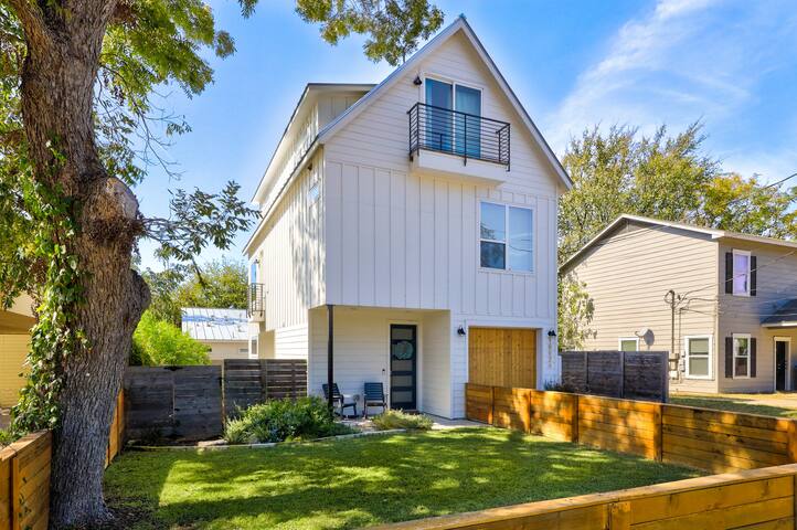 3 Story Retreat – Minutes to Airport + Downtown!