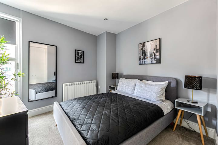 ห้องนอนเตียงใหญ่สไตล์โมเดิร์นโทนสีเทาโฉบเฉี่ยว