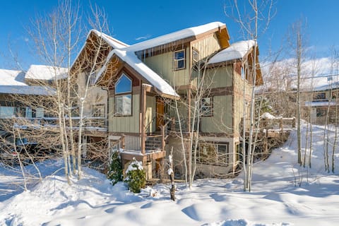 Mountain Lily | 3BR + Loft | Valley Views!