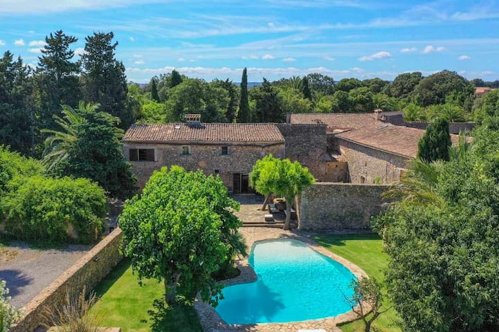 Luxuriou Villa with nice views pool & a/c 8 people