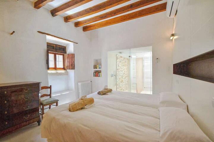 Luxuriou Villa with nice views pool & a/c 8 people gallery image 2