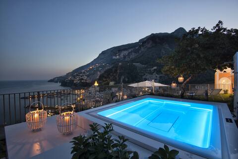 Amore Rentals - Palazzo della Storia with Sea View