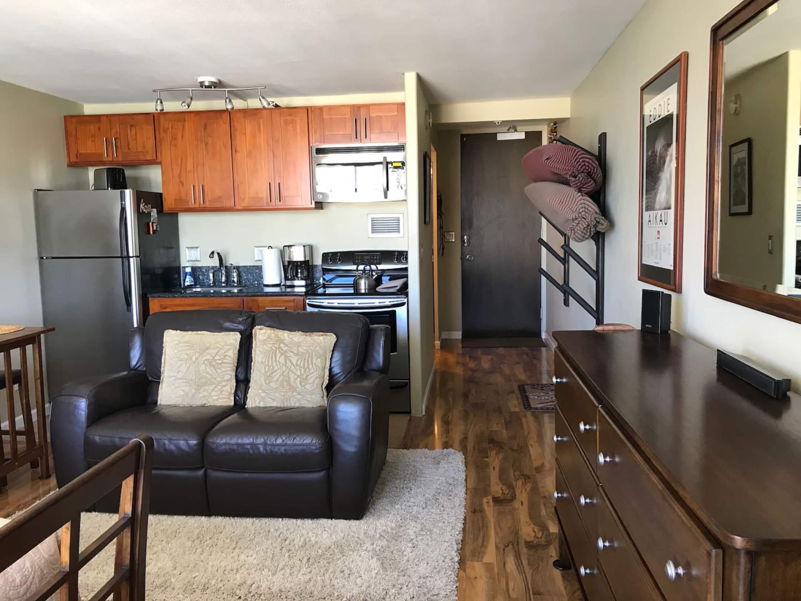 Waikiki Surfer's Paradise! Classy Studio w/Parking - Image 2