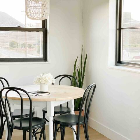Black Barn Ranch: Hill Views + Downtown Close