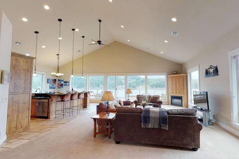 Stunning Lake Front Home-Private Dock-Pet Friendly
