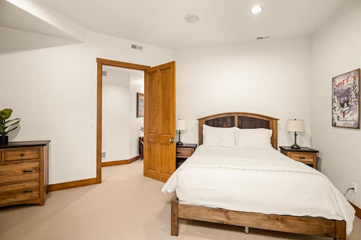 Dormitorio de invitados 1 (no suite) adjunto a la lavandería.