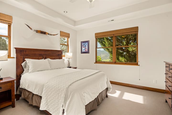 Tercer dormitorio para huéspedes en el nivel inferior