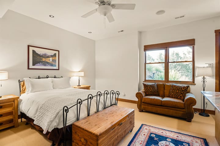 Departamento totalmente cerrado en la planta baja con cocina americana