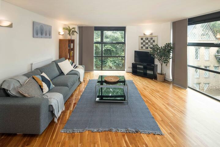 Superfast Broadband 2BD City Flat Farringdon gallery image 2