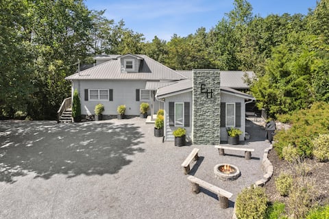 8 BR w/ Hot Tub, WiFi, Close to LeConte Center