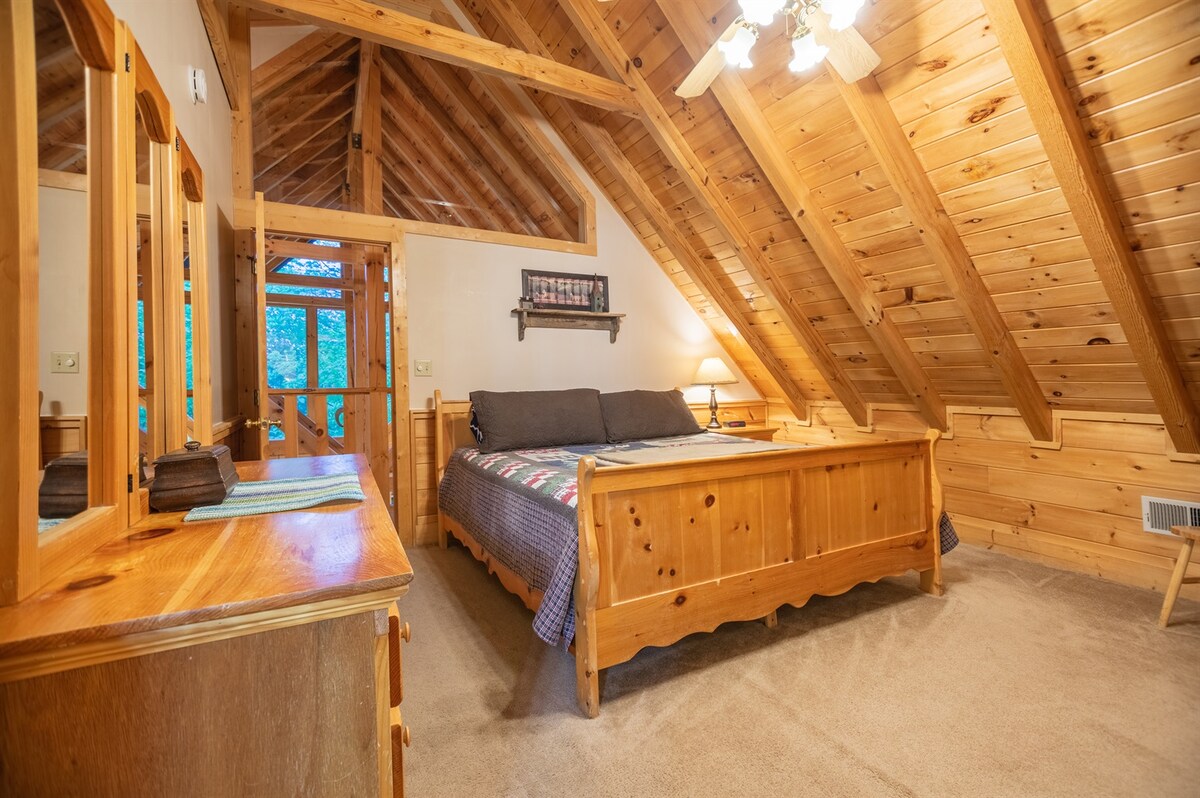 Главна спална соба 1 (на горниот кат)