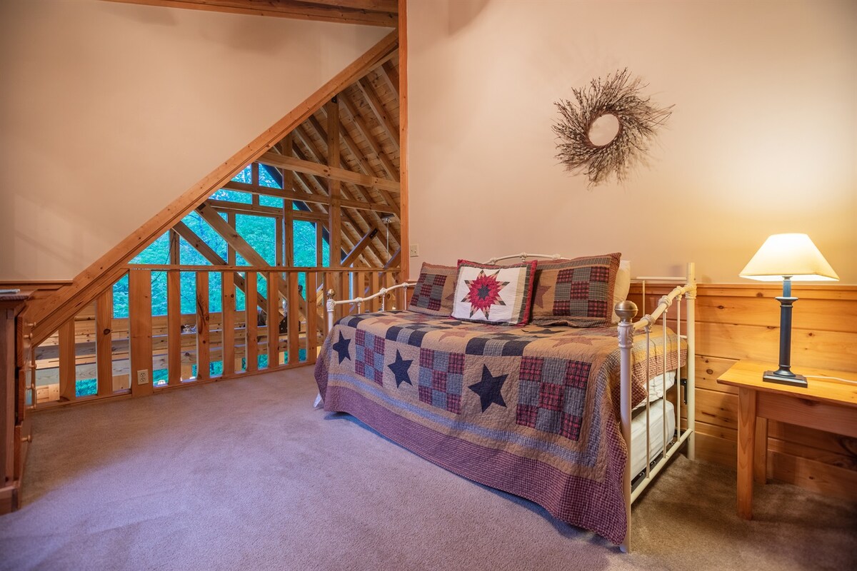 Спална соба 2 на поткровје (на горниот кат)