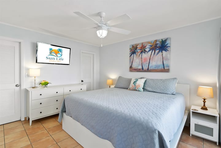 A king bed, en-suite bathroom, walk in closet and 48 inch Smart TV, and balcony with a view make for great rest and relaxation! 