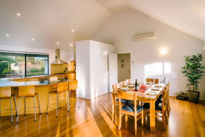 Idyll Estate—Bushland Gem with Spa & Tennis Court gallery image 4