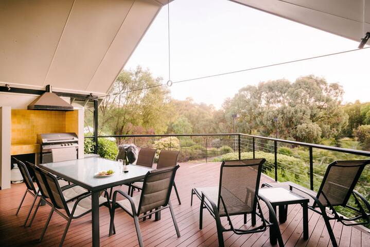 Idyll Estate—Bushland Gem with Spa & Tennis Court gallery image 2
