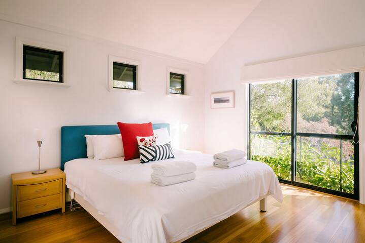 Idyll Estate—Bushland Gem with Spa & Tennis Court gallery image 3