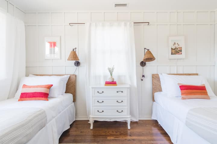 חדר שינה 3 כולל שתי מיטות יחיד נפרדות.