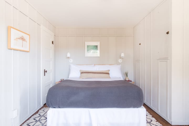 חדר שינה 2 כולל מיטה זוגית רחבה וחדר רחצה משותף.