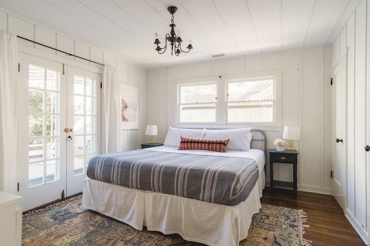 חדר השינה הראשי כולל מיטת קינג סייז וחדר רחצה צמוד.