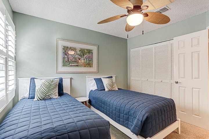 Downstairs Guest Room with Two Twins