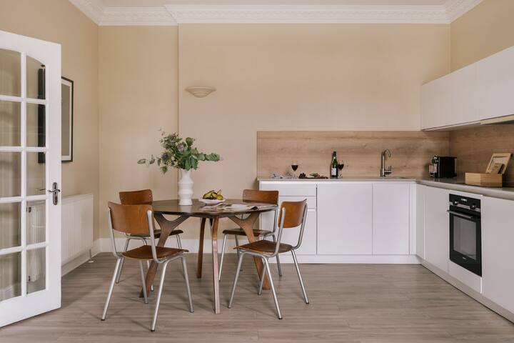 Sonder Royal Garden | Two-Bedroom Apartment gallery image 3