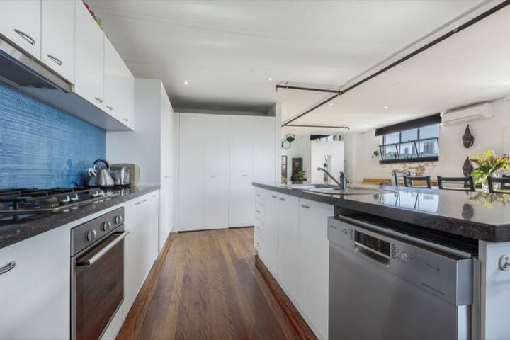 Fitzroy Converted Warehouse – Rooftop & City Views gallery image 4