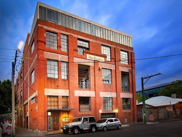 Fitzroy Converted Warehouse – Rooftop & City Views gallery image 5