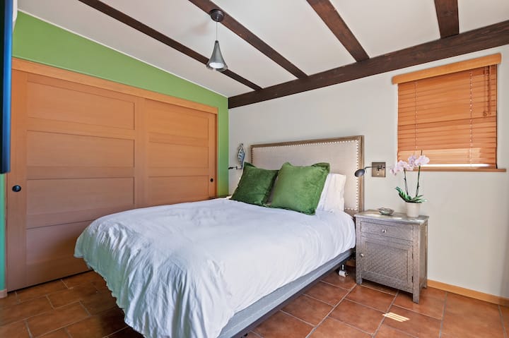 Ова е апартманот со брачен кревет (широк 150-179 см) во куќата покрај базен