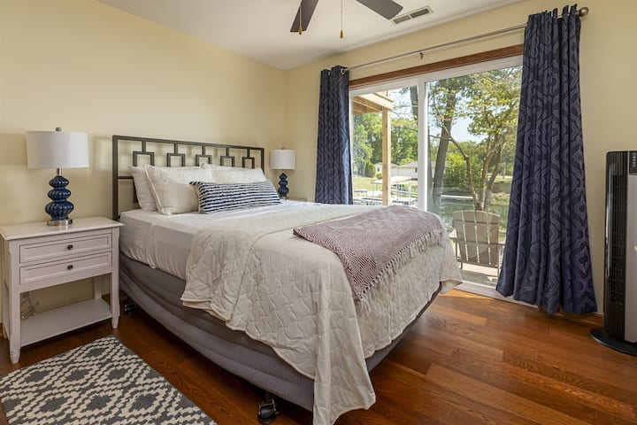 Camera 2 - Letto matrimoniale con patio esterno con vista sul lago