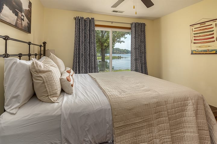 Camera da letto 3 - Letto queen-size con vista sul lago