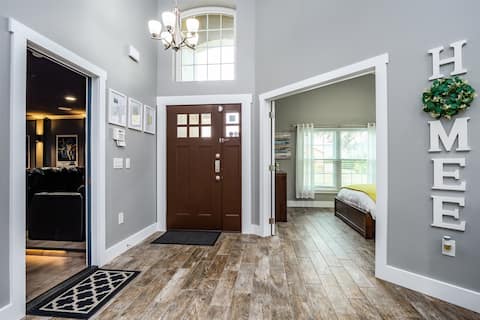 Top Airbnb: Gorgeous! Modern 6BR South Facing Pool Hot Tub BBQ in Four Corners