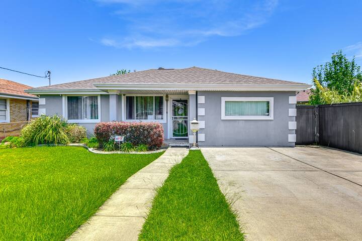 5 Mi to French Quarter: NOLA Getaway w/ Patio!