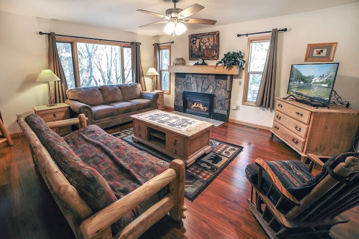 Attached Cabin With King Bed And Personal Hot Tub - Estes Park, CO