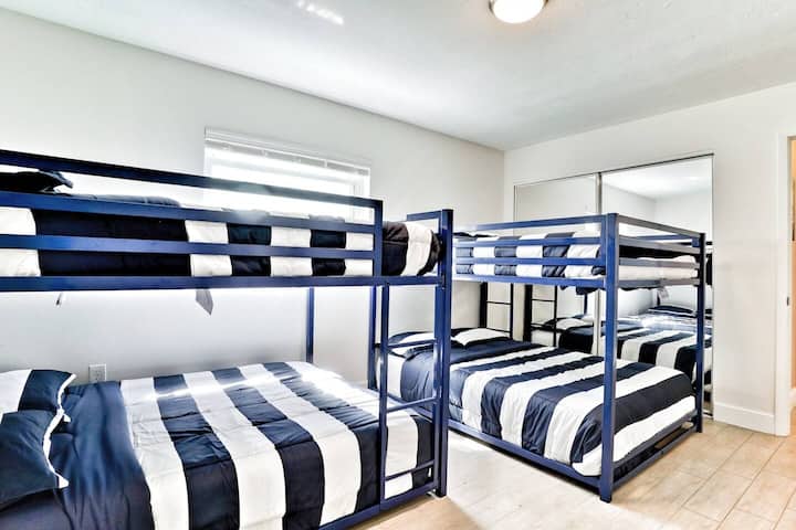 โซนเด็กพร้อมเตียงสองชั้นขนาดใหญ่ 2 เตียง